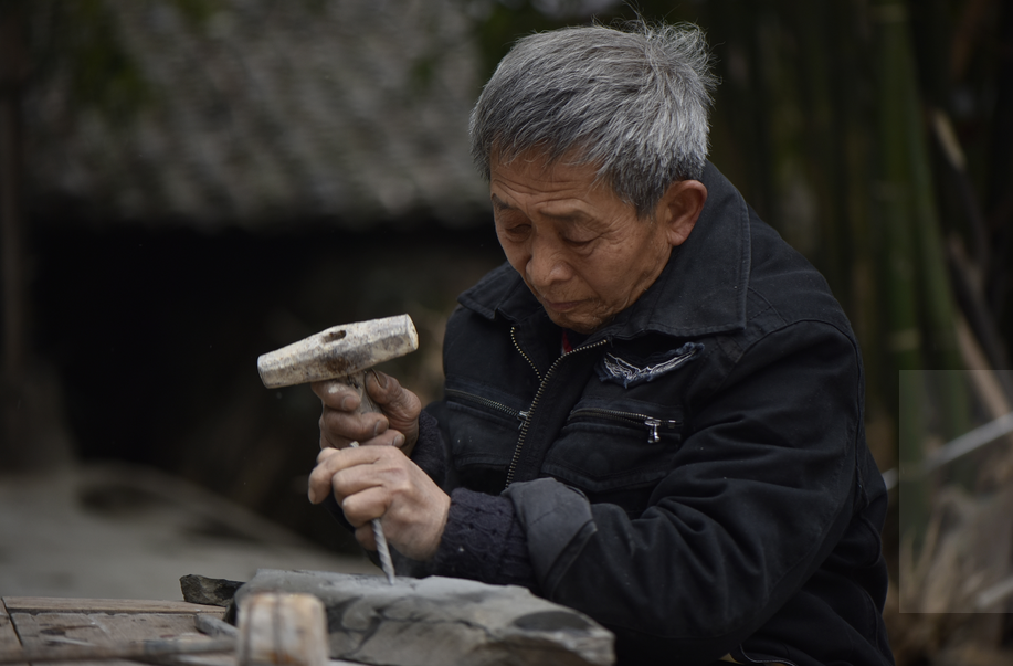 一凿一刻三峡砚，起起伏伏60年